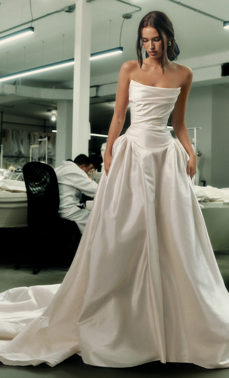 Eloise has a voluminous skirt with minimalist lines